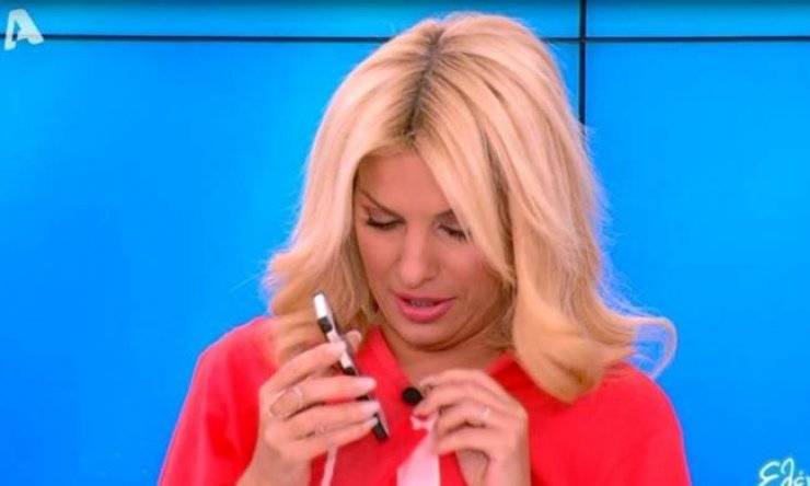 Δε θα πιστεύετε ποιον πήρε τηλέφωνο η Μενεγάκη on air!