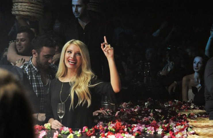 Κατερίνα Καινούριου: Ξεφάντωσε στα μπουζούκια...με παρέα