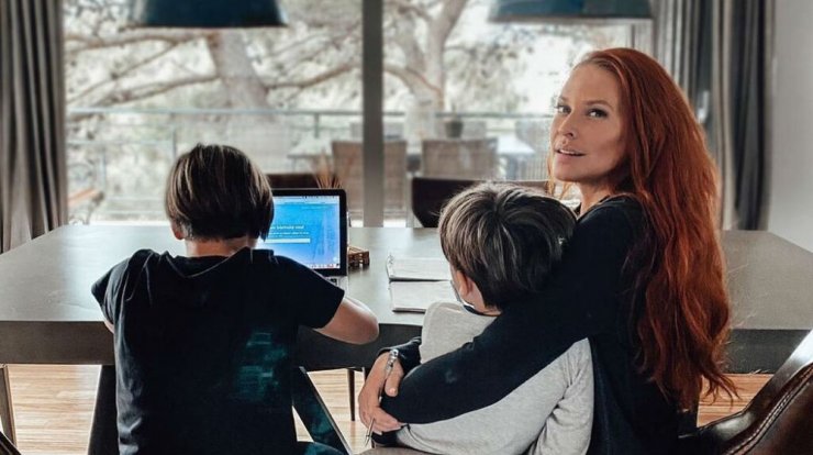 Η Σίσσυ Χρηστίδου μπήκε στην κουζίνα με τα αγόρια της! [εικόνες]