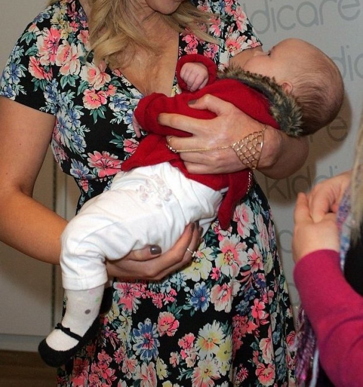  Δείτε πως είναι σήμερα η παρουσιάστρια, που το πρόσωπό της καταστράφηκε από οξύ και περιμένει τον «πελαργό»