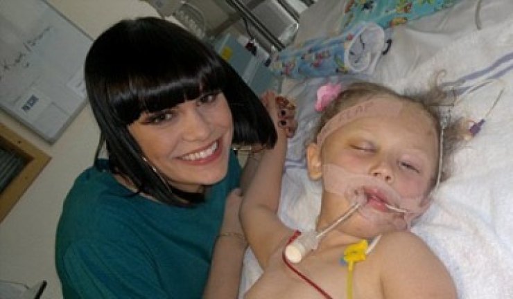 Πασίγνωστη τραγουδίστρια ξύπνησε από κώμα 6χρονο κοριτσάκι