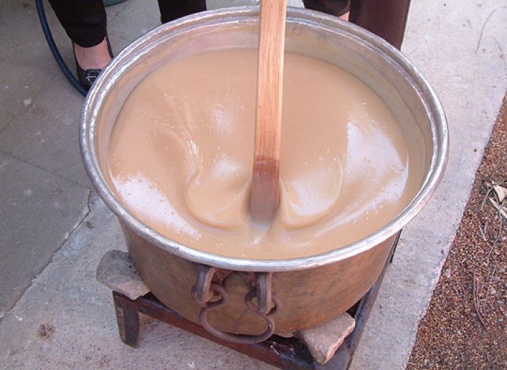 Τρώμε ζεστό παλουζέ σε 4 παραδοσιακά φεστιβάλ στο χωριό