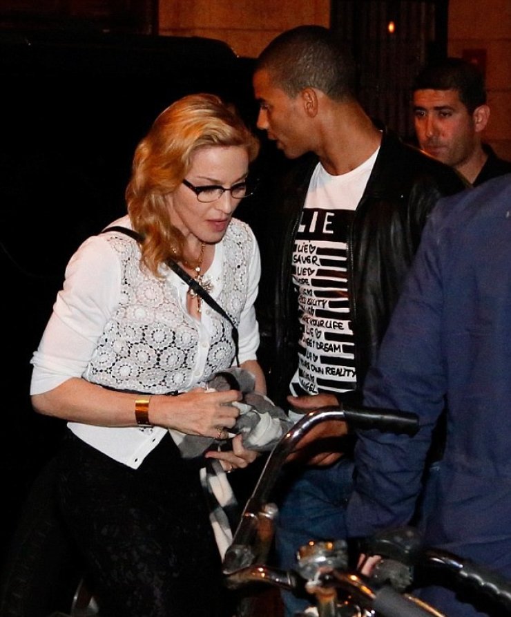 H Madonna κυκλοφορεί στο Άμστερνταμ