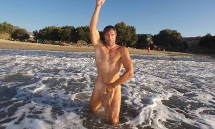 Στράτος Τζώρτζογλου: "Φωτογράφηση έκανα, γι αυτό γδύθηκα"