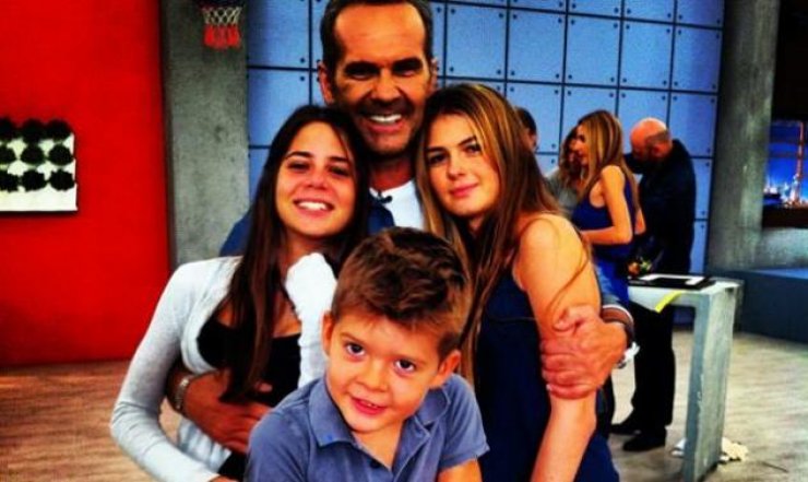 Πέτρος Κωστόπουλος: Ποζάρει με τα παιδιά του στο πλατό της εκπομπής