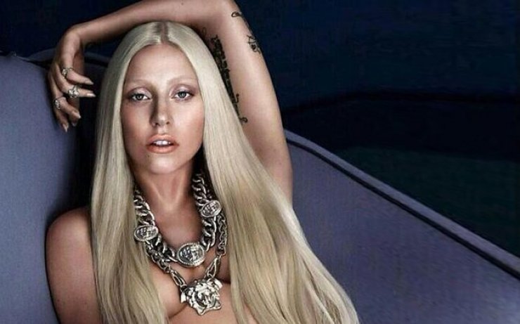 Lady Gaga: Η topless φωτογράφηση της για τον οίκο Versace!