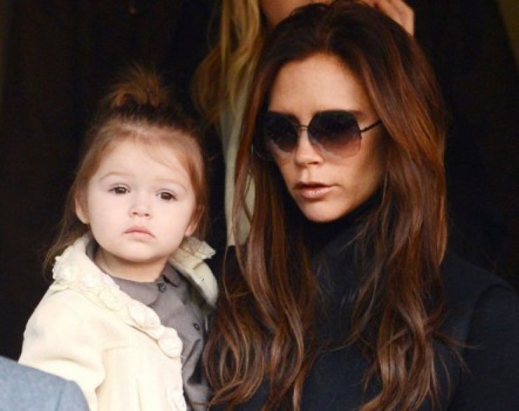 Victoria Beckham: Δίνει τα πανάκριβα ρούχα της μικρής Harper για φιλανθρωπικό σκοπό!