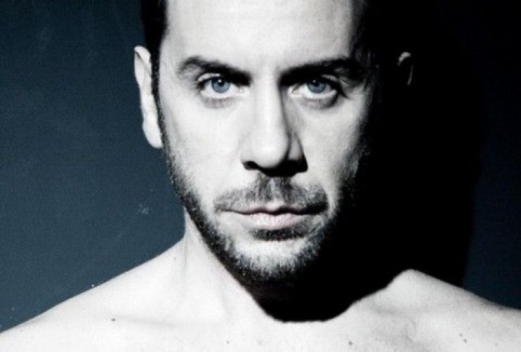 Ο Γιώργος Μαζωνάκης πάνω σε τακούνια στο Madwalk