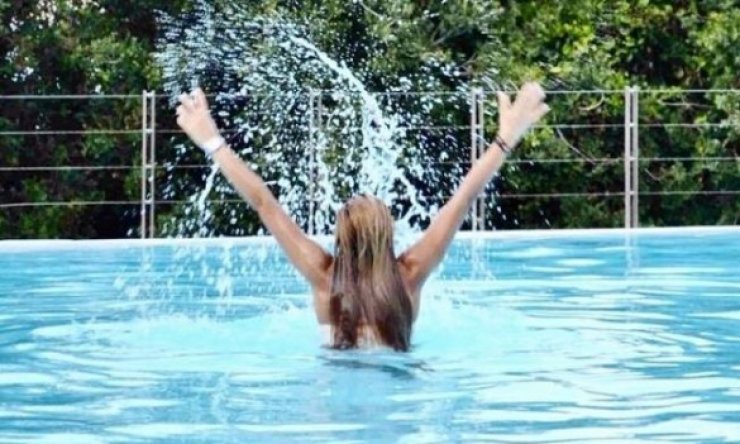 Ποια Κύπρια απολαμβάνει τις διακοπές στης στη Λευκάδα;