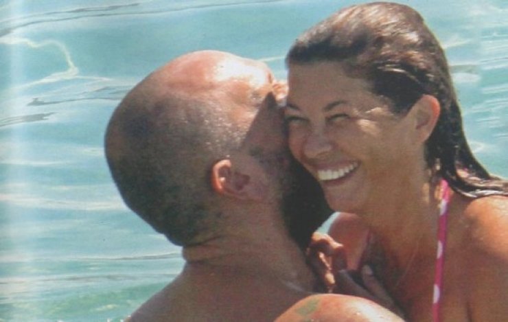 Σοφία Αλιμπέρτη – Μάνος Κουτσοφιός: «Καυτά» φιλιά στη θάλασσα!