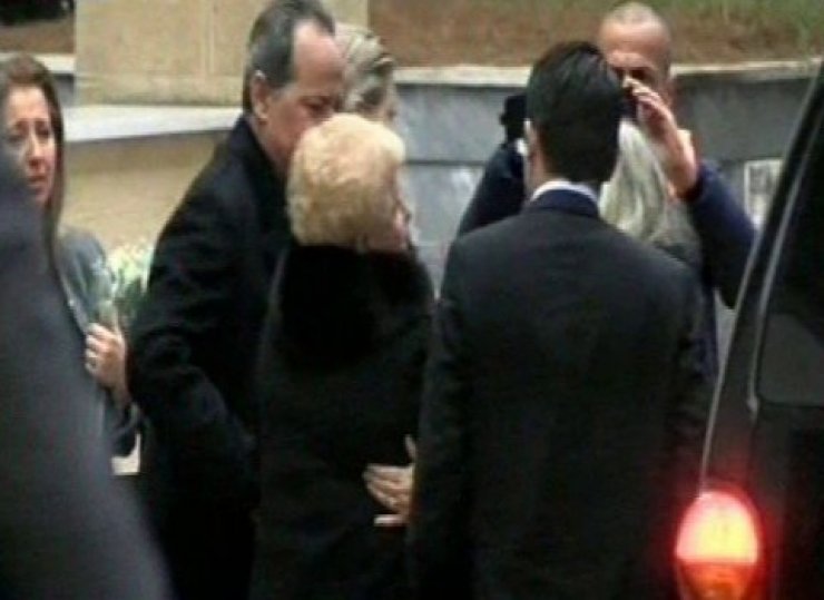 Φώναζε στους δημοσιογράφους η Βέφα: "Κλείστε τις κάμερες! Τώρα θυμηθήκατε την κόρη μου;"