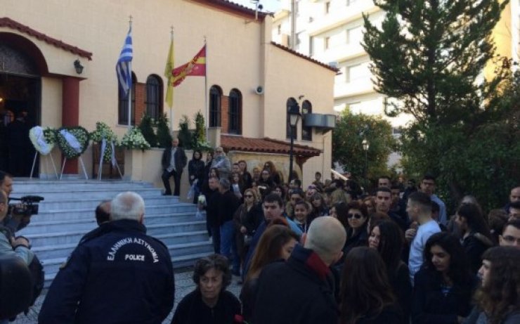 Πλήθος κόσμου στην εκκλησία για να υποδεχτεί την σορό του Παντελή Παντελίδη [βίντεο & εικόνες]