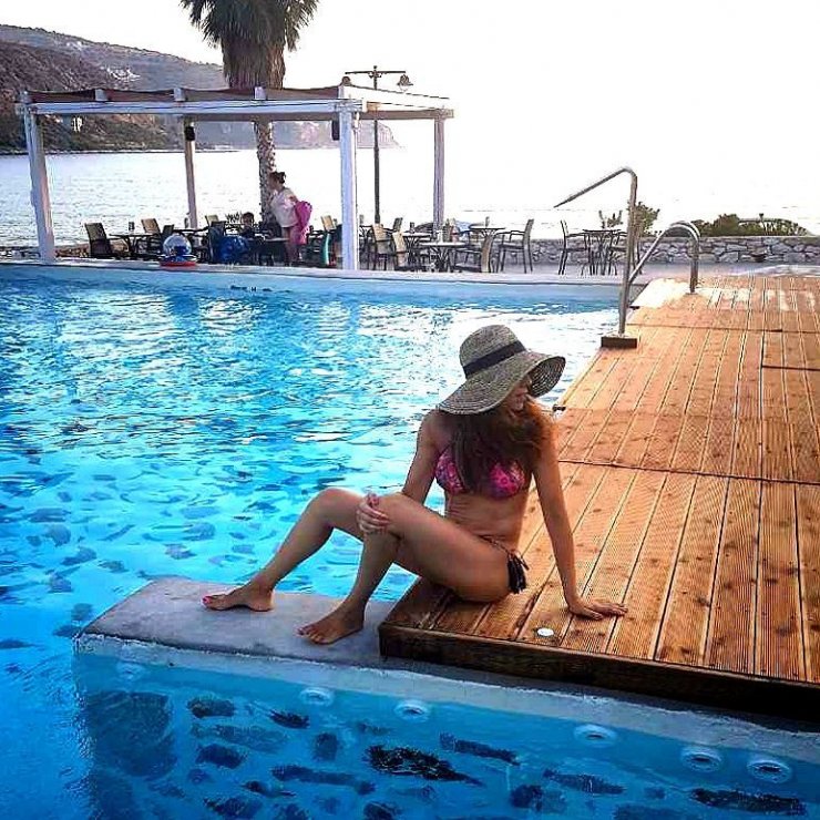 Κύπρια παρουσιάστρια εντυπωσιάζει με το καλλίγραμμο κορμί της