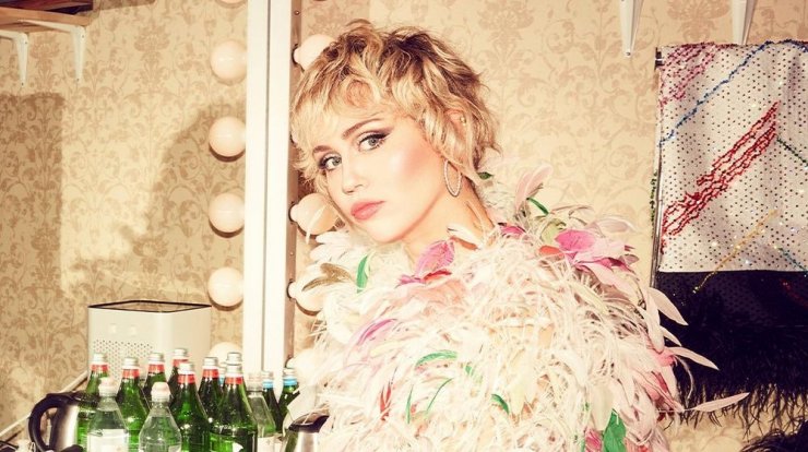 Η Miley Cyrus ανανέωσε το χρώμα των μαλλιών της και μας δίνει 00s vibes!