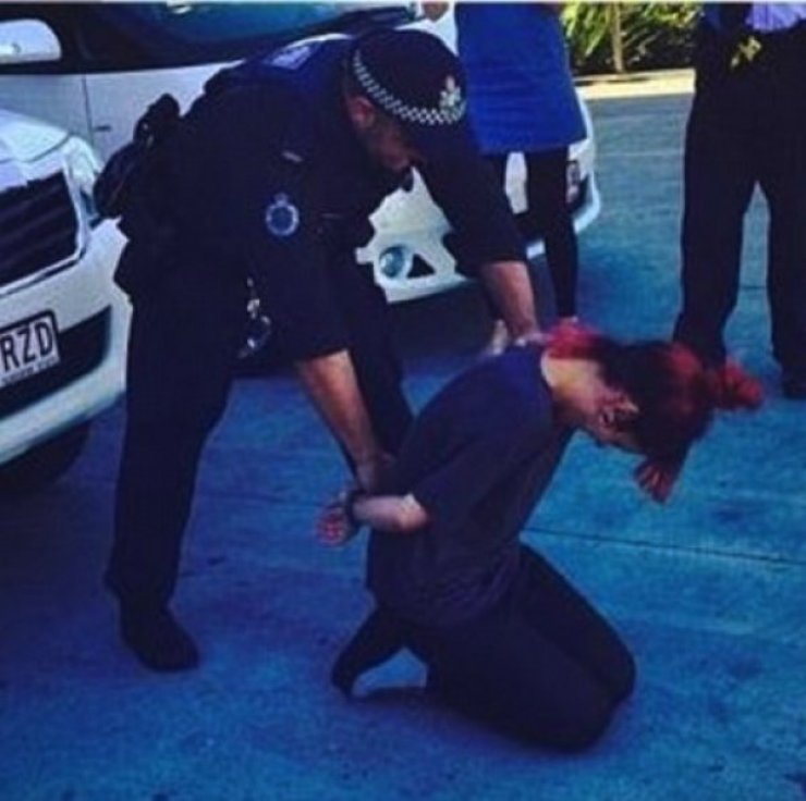 Συνέλαβαν διάσημη τραγουδίστρια και η φωτογραφία προκάλεσε πανικό στα social media!