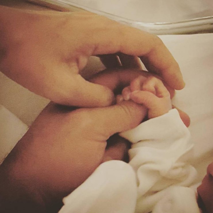 Ποια επώνυμη Κύπρια έγινε μανούλα;  