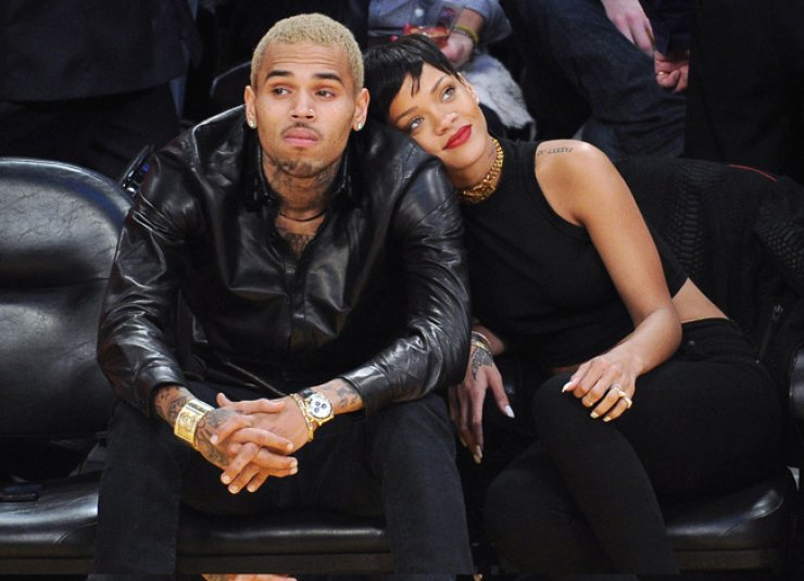 Rihanna: Γιατί παρακαλά τον Chris Brown;