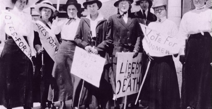 Έρευνα: Οι γυναίκες ενδιαφέρονται λιγότερο για την πολιτική από τους άνδρες