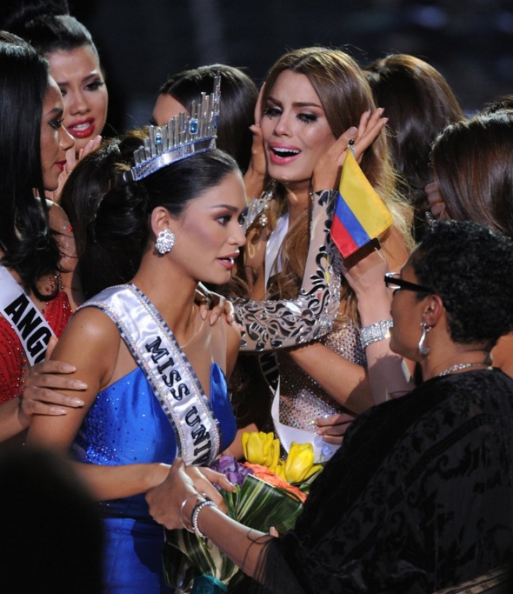 Δεν γίνεται αυτό που συνέβη στο "Miss Υφήλιος": Η γκάφα του παρουσιαστή και η λάθος στέψη [βίντεο]