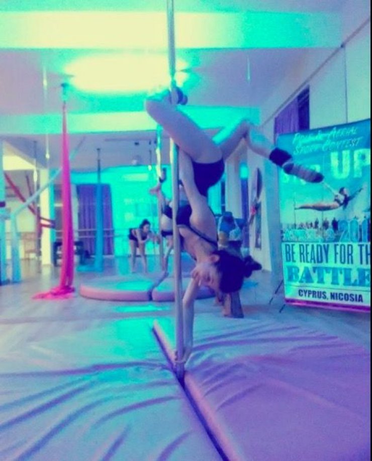 Δημοσιογράφος του ΣΙΓΜΑ κάνει pole dancing και βάζει φωτιά