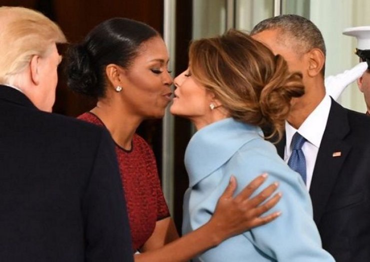 Απίστευτο! Δείτε πως αντέδρασε η Michelle Obama όταν πήρε το δώρο από την Melania Trump