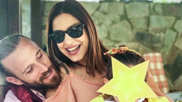 Δείτε το χριστουγεννιάτικο δέντρο του Νεκτάριου Αλεξάνδρου και της Κωνσταντίνας Ευριπίδου στο σπίτι τους στη Λεμεσό