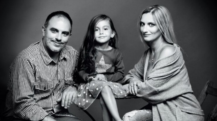 Γωγώ Αλεξανδρινού: Δείτε την κόρη της Μαρία να παίζει στο πιάνο τα κάλαντα και τον μπαμπά της να τη συνοδεύει στην κιθάρα