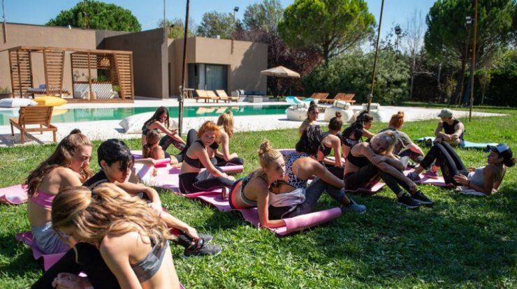 Τι πραγματικά τρώνε τα κορίτσια του GNTM στο σπίτι και είναι τόσο αδύνατες