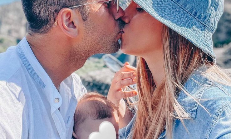 Δημοσίευσαν το προσκλητήριο: Βαφτίζουν τον γιο τους Κύπρια ηθοποιός και ο ποδοσφαιριστής σύντροφος της