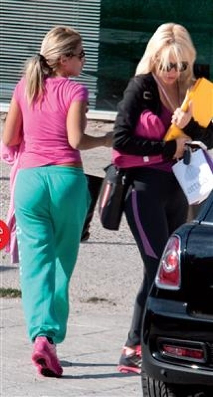  Η Μενεγάκη συνεχίζει να γυμνάζεται και έχει μαζί της και... παρέα!