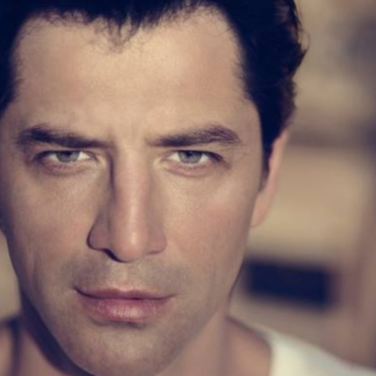 Άλλο ένα εντυπωσιακό εξώφυλλο του Σάκη Ρουβά