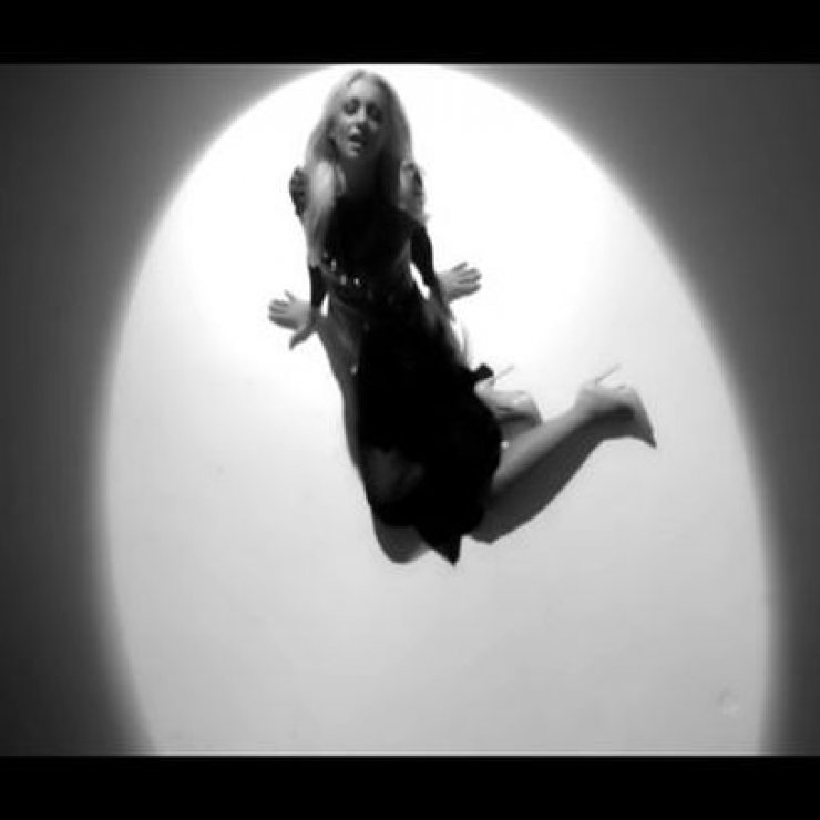 Γνωστή τραγουδίστρια επιστρέφει πιο μοντέρνα από ποτέ