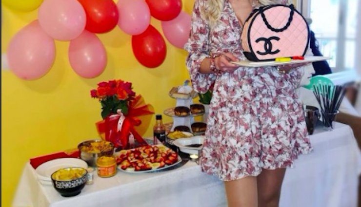 Λαμπερά γενέθλια για την κατά 24 χρόνια μικρότερη σύζυγο παίκτη που βρίσκεται στη Φάρμα: "Λείπει ο αντρούλης μου"