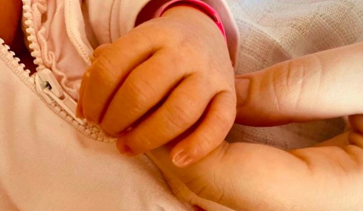 Δάκρυα συγκίνησης για ζευγάρι της ελληνικής showbiz: Έγιναν γονείς και αυτή είναι η πρώτη εικόνα της κόρης τους