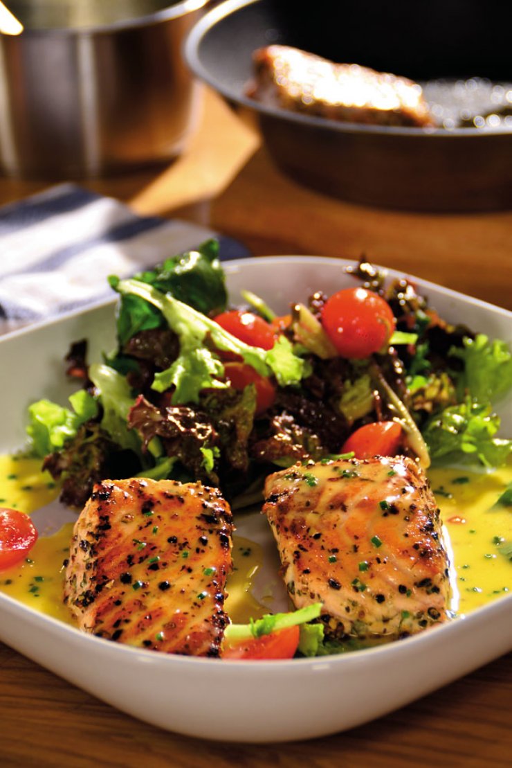 Σολομός σοτέ με σάλτσα βουτύρου, σχοινόπρασο και φρέσκια σαλάτα