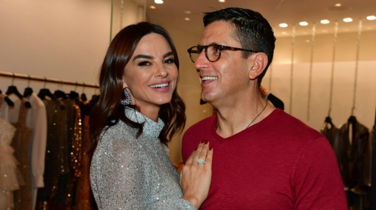 Στολίστηκε και το πανύψηλο χριστουγεννιάτικο δέντρο στην οικεία του Χριστόφορου Τορναρίτη και της Ramona Filip Τορναρίτη στη Λευκωσία