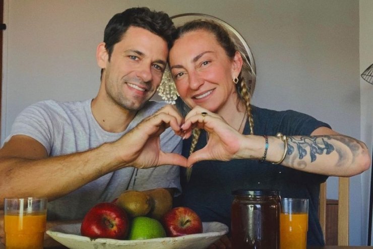 Rούλα Ρέβη: Φωτογράφισε γυμνό τον Αποστόλη Τότσικα στις διακοπές τους 