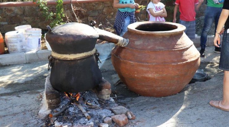 Στο Καμπί θα πιούμε κρασί και θα φάμε παλουζέ, σουτζιούκο και κουλουράκια με μέλι