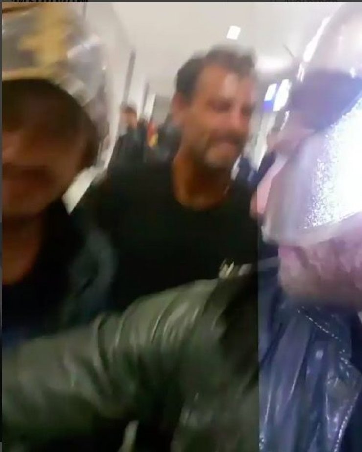 Χαμός στο αεροδρόμιο κατά την άφιξη του Στέλιου Χανταμπάκη στην Αθήνα