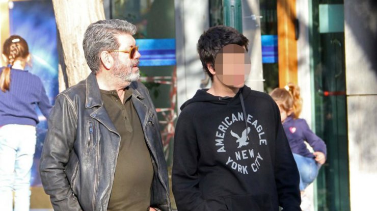 Γιάννης Λάτσιος: Στολίσε το χριστουγεννιάτικο δέντρο του σπιτιού του μεζί με τον γιο του, Άγγελο