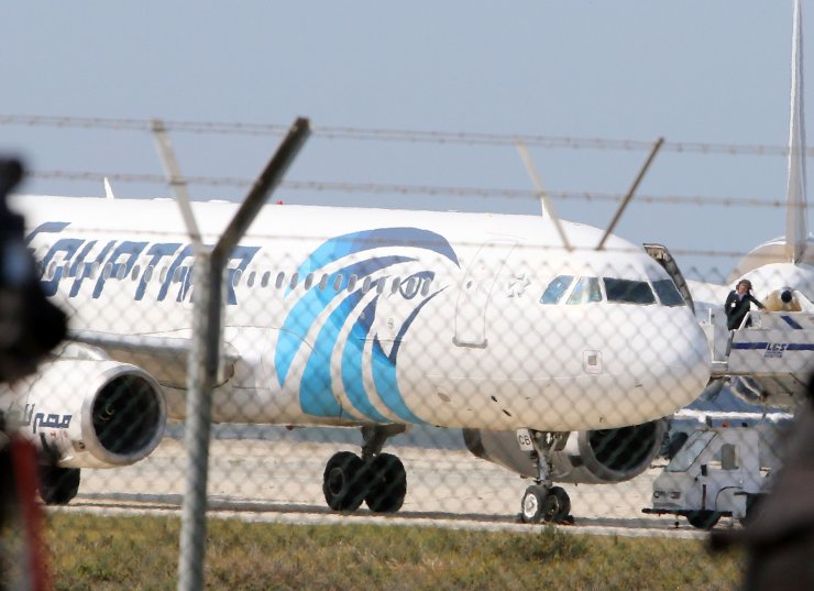 Παραδόθηκε ο αεροπειρατής στις αρχές σύμφωνα με τις τελευταίες πληροφορίες 