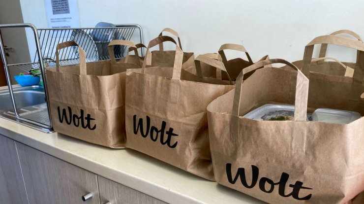 Η Wolt στηρίζει τους εργαζόμενους στο 1420, σε συνεργασία με το εστιατόριο Μπέμπα