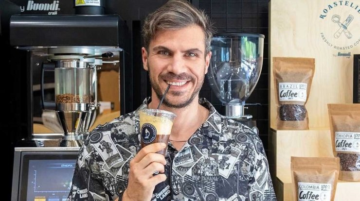 Άκης Πετρετζίκης: Στην κουζίνα μαζί με τη σύντροφό του φτιάχνουν τούρτα για τον γιο τους [βίντεο]