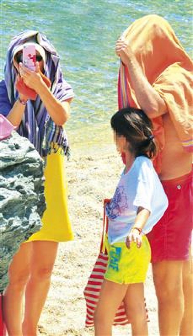 Ελένη Μενεγάκη: Τρώγοντας φρούτα με τις κόρες της στην παραλία