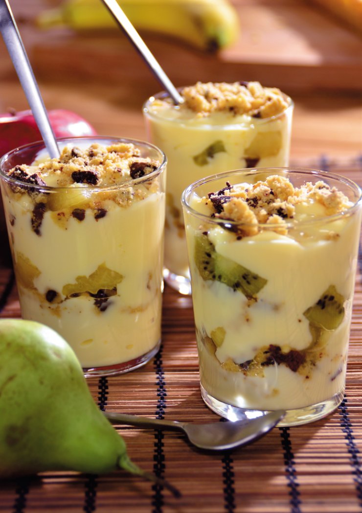 Φρούτα ψητά σε ποτήρι με custard και μπισκότα