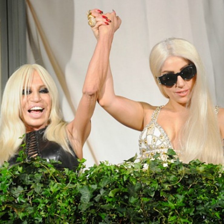 Η Lady Gaga έβγαλε τραγούδι για τη Donatella Versace!