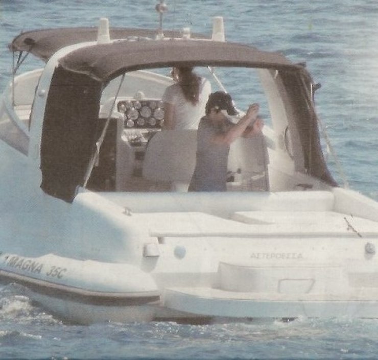 Ο Ρουβάς μαθαίνει στην Ζυγούλη να “κάνει βόλτα” με το σκάφος “Αστερόεσσα”!