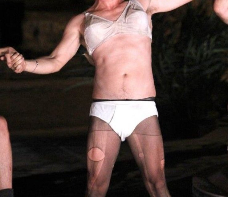 Ο σύζυγος επώνυμης Κύπριας με σουτιέν και καλσόν!