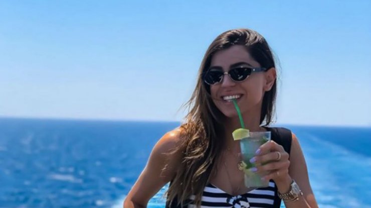 Κλέλια Γιασεμίδου: Ποζάρει με μαγιό στις διακοπές της στην Ελλάδα και εντυπωσιάζει με τους κοιλιακούς της!