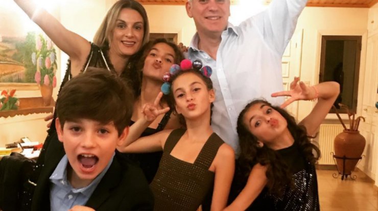 Η υπέροχη εικόνα των τεσσάρων παιδιών του Νικόλα και της Γιώτας Παπαδοπούλου στην οδοντίατρο 